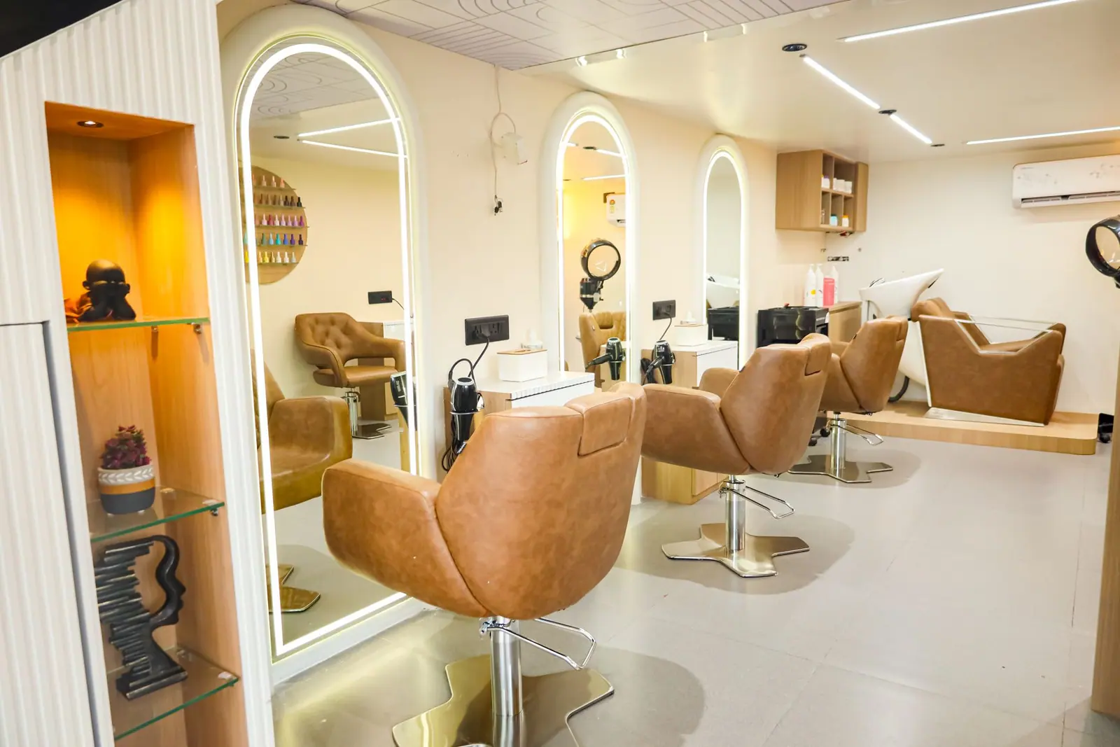 Station — a single arched mirror bay beside a lit product display niche.